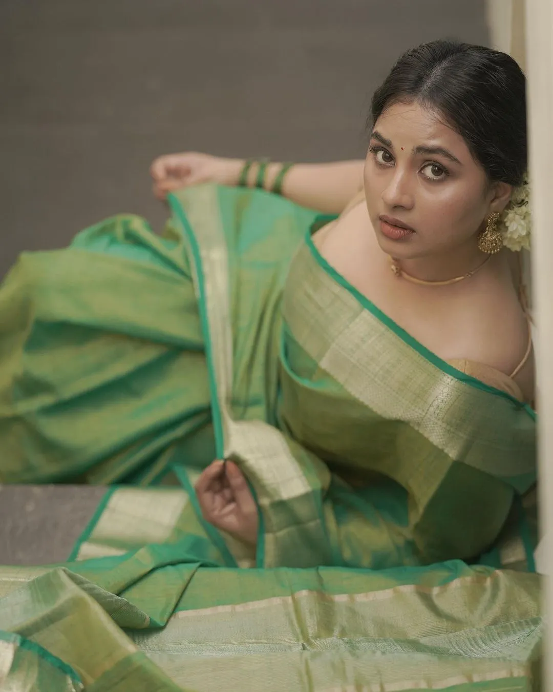 BEAUTIFUL INDIAN ACTRESS SRUSHTI DANGE IN SLEEVELESS GREEN SAREE 8